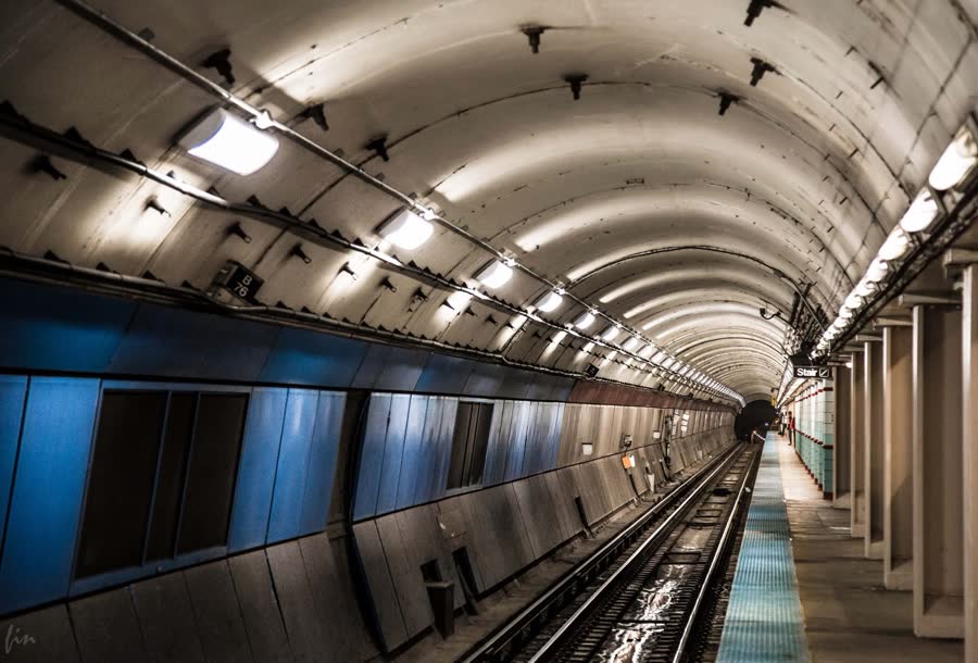A curved subway tunnel and platform
